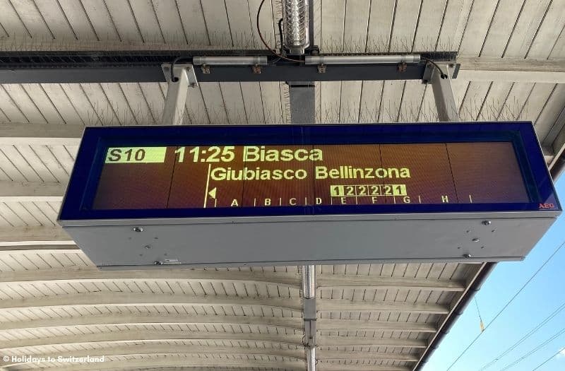 Departure board at Swiss train station showing where 1st and 2nd class coaches will stop on the platform