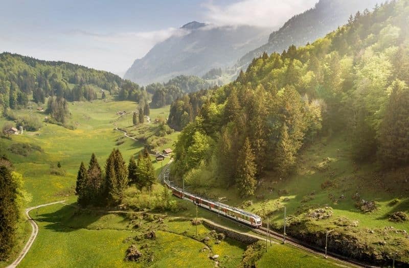 Luzern-Interlaken_Express_on_Brunig_Pass-STS