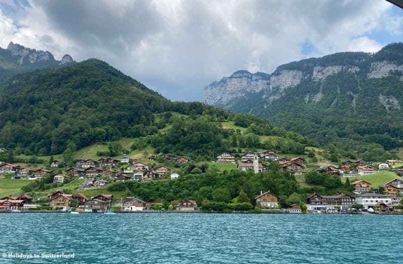 The town of Merlingen beside Lake Thun